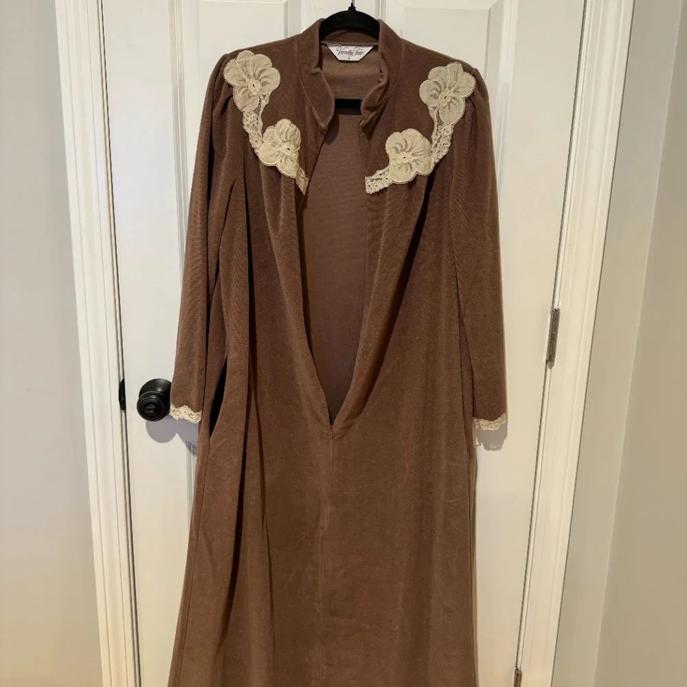 Vintage Vanity Fair Lace Velour Night Gown - Size Small‎
